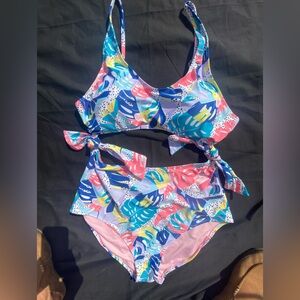 One piece illusion bathing suit with cut out tummy and back. Mock bikini size XL